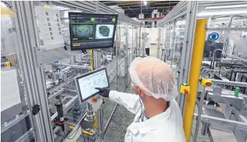  ?? FOTO: ULI DECK/DPA ?? Ein Mitarbeite­r der Karlsruher Firma Medical Protection Equipment Gmbh (Medpe) überprüft an einem Monitor die Produktion von Ffp2-masken.