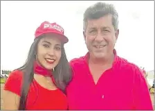  ??  ?? El concejal Orlando Guardatti Núñez y su pareja Deolinda Arroquia, durante la campaña de las internas de la ANR.