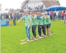  ?? FOTO: PM ?? Beim Grasski geben die Teilnehmer der Liptinger Dorfolympi­ade alles, um den Sieg zu holen.