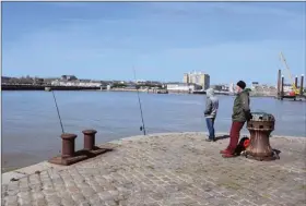  ??  ?? Les jetées des ports d’estuaires sont d’excellents postes pour la pêche malgré la puissance du courant.