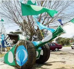  ??  ?? War footing: A PAS and Keadilan cannon replica can be seen at Kampung Beserah in Kemaman, Terengganu