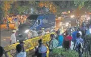  ?? VIPIN KUMAR/HT PHOTO ?? The mortal remains of Atal Bihari Vajpayee arrive at his residence at 6Akrishna Menon Marg on Thursday.