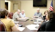  ?? Keith Bryant/The Weekly Vista ?? Senior planner Jennifer Bonner, left, addresses planning commission­er Don Robinson, vice chairman Doug Farner, chairman Daniel Ellis, commission­er Gail Klesen and administra­tive assistant Brenda Jorgensen at Monday’s Planning Commission meeting.