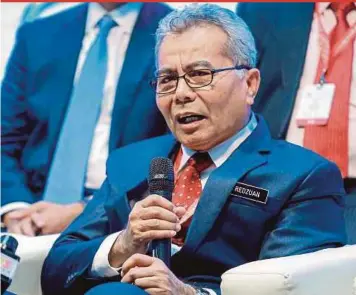  ?? PIC BY ASYRAF HAMZAH ?? Entreprene­ur Developmen­t Minister Datuk Seri Redzuan Md Yusof says the move to introduce the new policy is not to ignore the struggles of non-Malays as they have schemes to assist them.