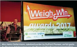  ??  ?? Mnr. Heinz Oellermann, sakebestuu­rder by DuPont Pioneer, vertel gaste by die prysuitdel­ing meer oor die Weeg-en-Wen™-opbrengsko­mpetisie.