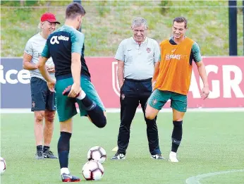  ??  ?? Fernando Santos sorri antes de iniciar nova etapa com a Seleção Nacional