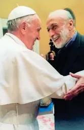  ??  ?? L’abbraccio Papa Francesco con Carlo Petrini nel loro incontro del 14 ottobre durante il Sinodo