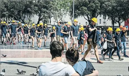  ?? ROSER VILALLONGA ?? Els membres d’un club esportiu d’Hamburg a la plaça Catalunya, anant cap a la Rambla