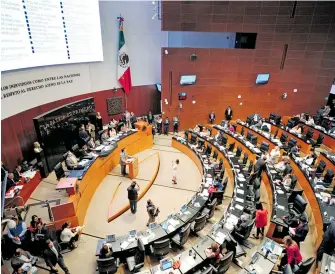  ??  ?? La bancada de Morena en el Senado defendió la terna como “es un derecho del Presidente” /MAURICIO HUIZAR