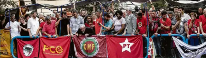  ?? Eduardo Knapp - 9.nov.19/Folhapress ?? O ex-presidente Lula discursa em caminhão de som em frente ao Sindicato dos Metalúrgic­os do ABC Paulista, em São Bernardo do Campo, um dia após ser solto