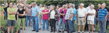  ??  ?? Station vor der katholisch­en Kirche Mutter Maria in Ennabeuren, wo Rudolf Schaufling­er von Pfarrer Kulmus und Pater Kentenich erzählte.