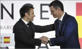  ?? (Photo AFP) ?? Emmanuel Macron et Pedro Sanchez portent la relation entre Paris et Madrid au plus haut niveau avec ce nouveau traité.