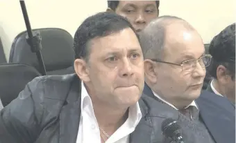  ??  ?? El exsenador Víctor Bogado (cartista) utilizó como estrategia el llanto pero igual le condenaron.