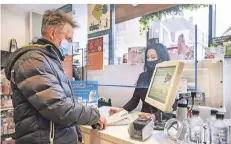 ?? FOTO: AFP ?? Ein Mann kauf einen Selbsttest in einer Amsterdame­r Apotheke.