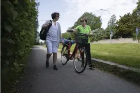  ??  ?? Tammelund – ett lummigt paradis? Det säger i alla fall Ritva Ylännes (t.h.) vänner. I alla fall är Tammelund politiskt aktivt. Soli Törnqvist har kommit på besök från Rönninge.