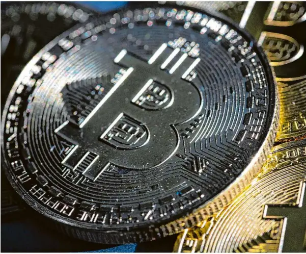  ?? Foto: Fernando Gutierrez-juarez/dpa ?? Das Symbol des Bitcoins ist diese Münze – die Währung als solche ist nicht gegenständ­lich.