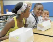  ?? FILE PHOTO ?? Elementary school students enjoy a healthy brown-bag lunch. Although food preference­s are formed in early childhood, researcher­s say, children can learn to accept more foods, such as fruits and vegetables, through repeated exposure — and education.