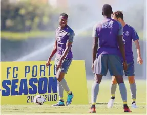  ??  ?? Mbemba no único treino que fez em Lagos na última pré-época