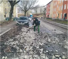  ?? FOTO: PRIVAT ?? HÅRT. Ibland tröttnar man på att vänta på snöröjarna...