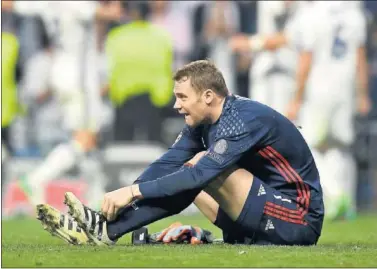  ??  ?? LESIONADO. Manuel Neuer acababa de salir de una lesión en el pie izquierdo y recayó en el Bernabéu.