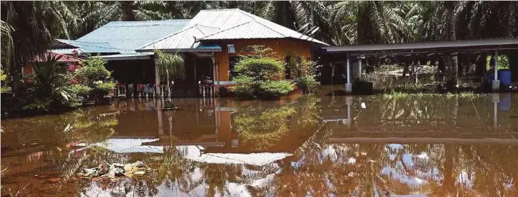  ?? ?? RUMAH mangsa ditenggela­mi air akibat hujan lebat sejak Selasa lalu. - Gambar NSTP/ALIAS ABD RANI