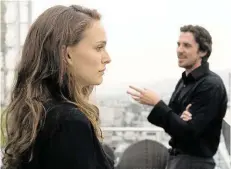  ??  ?? Eine Szene aus dem neuen Film „ Knight Of Cups“: Rick ( Christian Bale) und seine Geliebte Elizabeth, gespielt von Natalie Portman