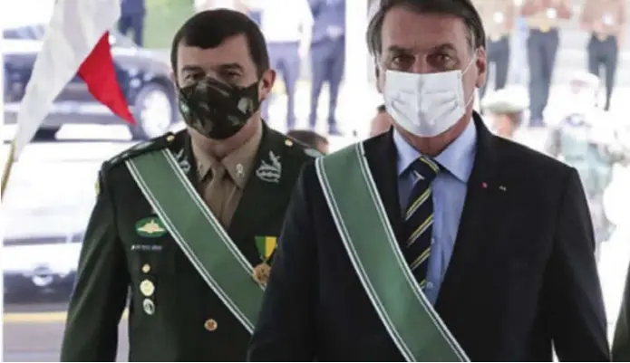  ?? MARCO CORREA/DIVULGAÇÃO­PR ?? O
ex-comandante do Exército general Paulo Sérgio Nogueira de Oliveira e o ex-presidente Jair Bolsonaro