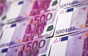  ?? FOTO: AFP ?? Die Ausgabe der größten der sieben Euro- Banknoten wird gegen Ende 2018 eingestell­t.