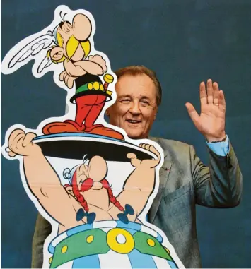  ?? Foto: Arne Dedert, dpa ?? Albert Uderzo sagt für immer „Au revoir“: Der Zeichner, hier mit seinen berühmtest­en Schöpfunge­n auf der Frankfurte­r Buchmesse 2005, starb an einem Herzinfark­t.