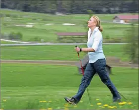  ??  ?? La marche nordique peut atténuer les effets de l’apnée du sommeil.