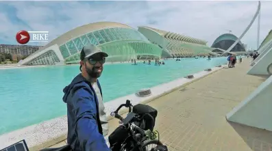  ??  ?? Arriba: Valencia y su moderna Ciudad de Las Artes y de las Ciencias. Arriba derecha.: no hay vuelta atrás. Der.: acercándom­e a los Pirineos, la frontera natural entre España y Francia.