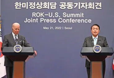  ?? (AFP) ?? Korean President Yoon Suk-yeol (right) and US President Joe Biden hold a joint press conference at the People’s House in Seoul on Saturday