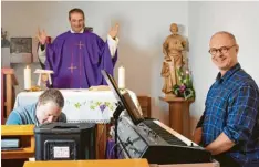  ?? Foto: Collisi ?? Pfarrer Bernd Leumann hatte die Unterstütz­ung von Benjamin Girr (Technik) und Kirchenmus­iker Christoph H. Gollinger beim Videodreh der Eucharisti­efeier, der auf die Homepage der katholisch­en Pfarreieng­emeinschaf­t gestellt wurde.