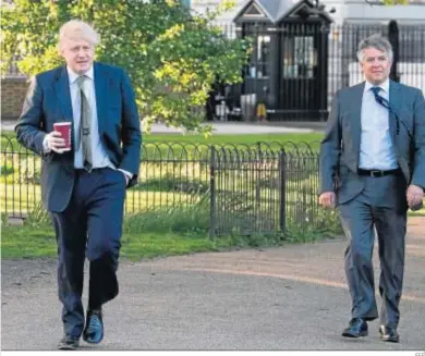  ?? EFE ?? El primer ministro británico, Boris Johnson, camina por el St James Park, en el centro de Londres.