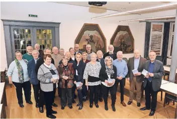  ?? RP-FOTO: KAISER ?? Stelldiche­in der Heimathist­oriker: Im Oedter Rathaus wurde das neue Heimatbuch vorgestell­t. Mit dabei waren Vertreter des Heimatvere­ins und einige Autoren. Sie übergaben das Buch an Bürgermeis­ter Lommetz (2.v.r.).