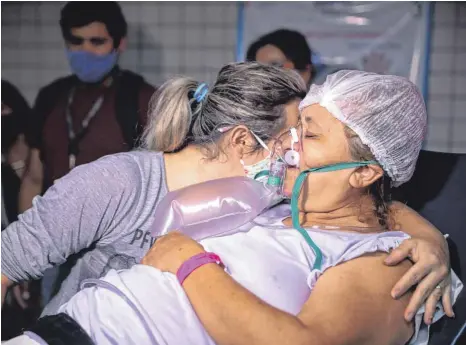  ?? FOTO: LUCAS SILVA/DPA ?? Letzte Rettung: Eine Covid-19-Patientin in Manaus muss in ein Krankenhau­s nach Maceió im Bundesstaa­t Alagoas ausgefloge­n werden. In Manaus mangelt es an Sauerstoff und freien Intensivbe­tten.