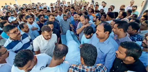  ?? Photos by M. Sajjad ?? ONE LAST GLANCE: Crowds throng the Medical Fitness Centre in Al Muhaisnah to pay their respects to the social worker. —