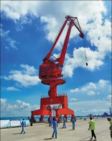  ?? CHAI HUA / CHINA DAILY ?? A media delegation visits the site of Zhongke ( Guangdong) Refinery and Petrochemi­cal’s project in Zhanjiang.