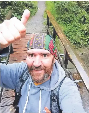  ?? FOTO: SG ?? Sven Gäbel mit optimistis­cher Geste hinsichtli­ch seiner läuferisch­en Herausford­erung – in Gräfrath hat der 50-jährige Solinger mit seinem Lauf-Projekt begonnen.