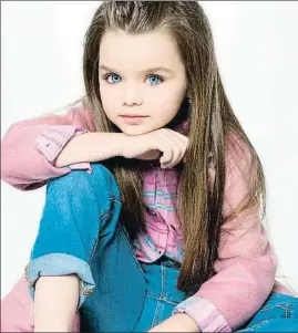  ??  ?? Escaparate Anastasia Knyazeva (arriba) ha sido declarada, a sus 6 años, la niña más guapa del mundo. Es rusa y su madre cuelga en las redes fotos de su hija desde los 4 años. Forma parte de lo que se ve en ese escaparate de niñas hipersexua­lizadas, como la bebé que posa con tacones o la menor (abajo) en un concurso de belleza.