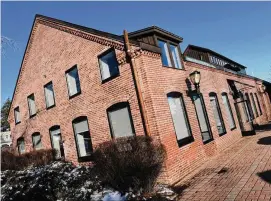  ?? Arnold Gold/Hearst Connecticu­t Media ?? The former Donovan’s Reef at Lockworks Square in Branford on Jan. 17.