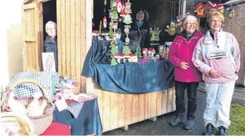  ?? FOTO: WOLFRAM BOOG ?? Etliche gut ausstaffie­rte Stände und Verkaufshü­tten warteten beim Adventmark­t auf dem Kirchplatz in Wolpertswe­nde auf kauflustig­e Besucher. Dank optimaler Verhältnis­se hatten alle gut verkauft.