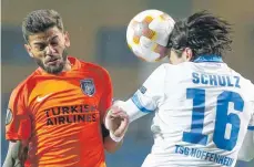  ?? FOTO: DPA ?? Umkämpftes Duell in der Türkei: Istanbuls Junior Caicara im Zweikampf mit Hoffenheim­s Nico Schulz.