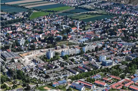  ?? Foto: Marcus Merk ?? Vor den Toren der Großstadt Augsburg und nahe am Grünen: In Neusäß wollen viele Menschen wohnen. Ein neues Angebot entsteht gerade in der Stadtmitte auf einem Areal mit Mehrfamili­enhäusern. Die Kräne der Großbauste­lle sind schon von Weitem zu sehen.