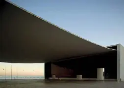  ??  ?? Rigoroso In alto, il padiglione del Portogallo progettato da Alvaro Siza ( foto a sinistra) per l’Expo di Lisbona del 1998