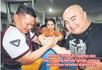  ??  ?? BERADU TENAGA: Stephen dan Hariz sedang beradu tenaga semasa sesi latihan tersebut dijalankan.