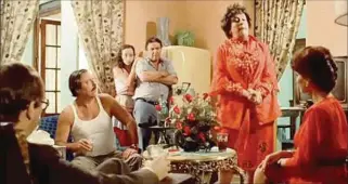  ??  ?? FAMILIA.
Los Musicardi durante una de las tantas discusione­s familiares que plantea la película.