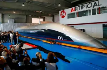  ??  ?? La capsule concue par Hyperloop. Selon un sondage Dassault-Cite Research, 51 % des Américains pensent qu’ils monteront à bord de ce train futuriste en 2030.