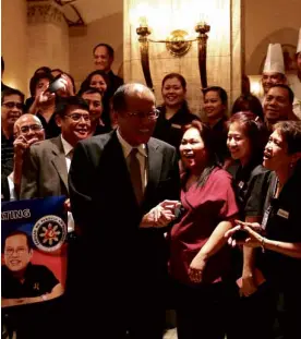  ?? RYAN LIM/MALACAÑANG PHOTO ?? HE NEVER LEFT HOME President Aquino is mobbed by Filipinos on the staff of Fairmont Hotel in Toronto, Canada, on Friday.