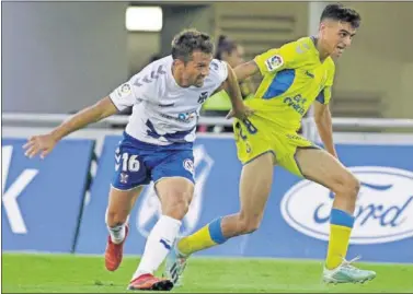  ??  ?? LUCHA. Aitor Sanz, del Tenerife, pugna con un jugador de Las Palmas por un balón.